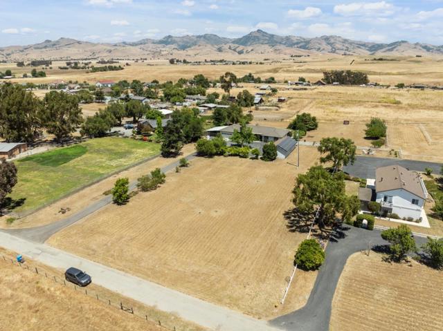 307 Mansfield Road, Hollister CA: https://media.crmls.org/mediaz/fcc81131-ae4a-430e-8d8f-f5f77372e55c.jpg