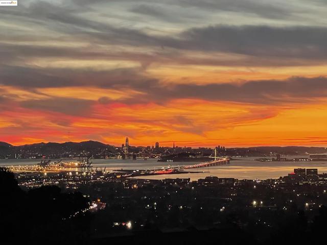 40 Spy Glass Hill, Oakland CA: https://media.crmls.org/mediaz/fcc8d926-ec04-4650-ad97-a85061ed0527.jpg