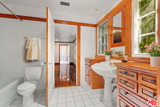 803 N Rexford Drive, Beverly Hills CA: https://media.crmls.org/mediaz/fcc94574-428d-41cd-bdc3-8be63d28d206.jpg