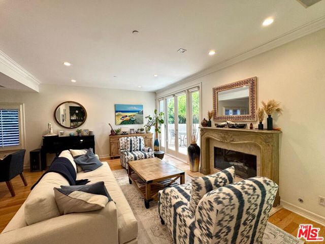 328 15th Street, Santa Monica CA: https://media.crmls.org/mediaz/fcc9a186-d938-45ba-ad13-3a1232799083.jpg