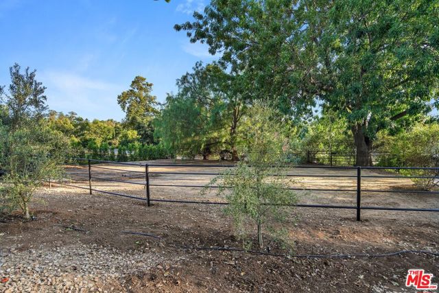 431 Montana Circle, Ojai CA: https://media.crmls.org/mediaz/fcc9cb85-43d5-4b66-836e-8f26f5a14e4a.jpg