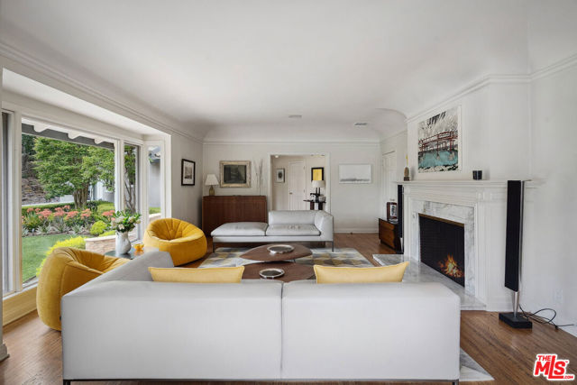 3818 Hollyline Avenue, Sherman Oaks CA: https://media.crmls.org/mediaz/fcc9ed75-584d-41b9-afc6-2e2fc543bd1e.jpg