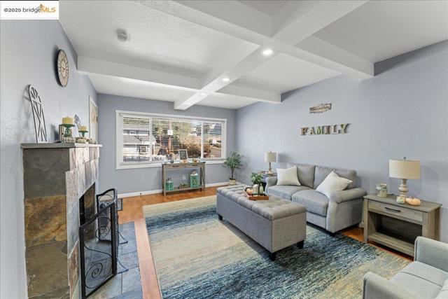18943 Crest Ave, Castro Valley CA: https://media.crmls.org/mediaz/fcca0339-c11f-4bef-9d18-3a51e4cfae39.jpg