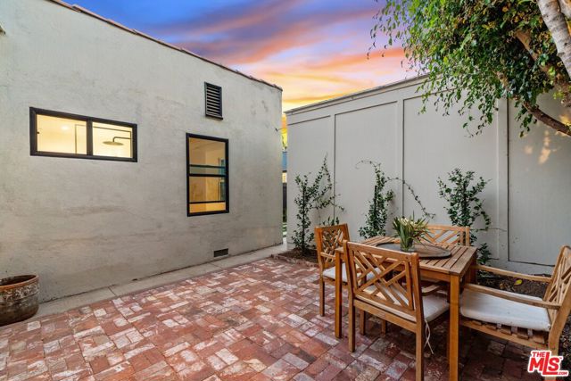 7957 Fountain Avenue, West Hollywood CA: https://media.crmls.org/mediaz/fccac47a-cd53-458a-ab10-44ae9754359d.jpg