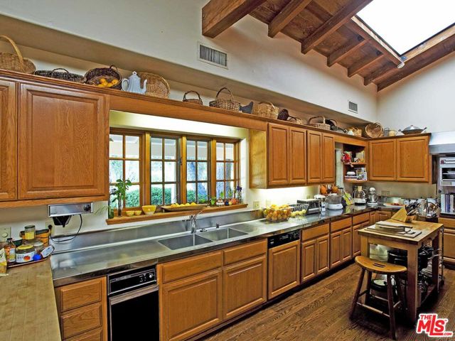17545 Parthenia Street, Sherwood Forest CA: https://media.crmls.org/mediaz/fccb451d-a4c2-4900-8450-7ce285623422.jpg