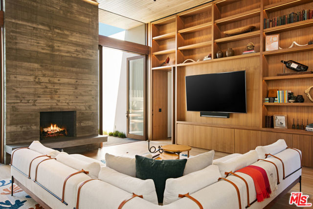 6708 Wildlife Road, Malibu CA: https://media.crmls.org/mediaz/fccc86c5-72a3-4951-a351-b71aae28b918.jpg