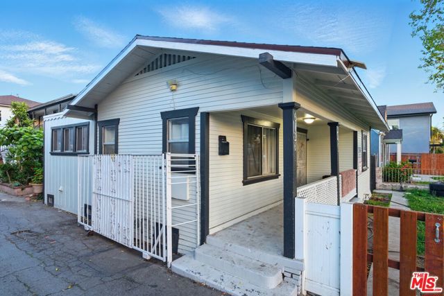 6126 Brynhurst Avenue, Los Angeles CA: https://media.crmls.org/mediaz/fccdabb3-033d-40c2-94f8-4a0ed670a974.jpg
