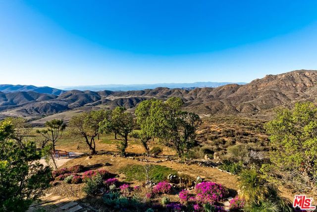 10827 Pacific View Drive, Malibu CA: https://media.crmls.org/mediaz/fcce3756-2a54-48f2-93c5-9e87c8f8dd72.jpg