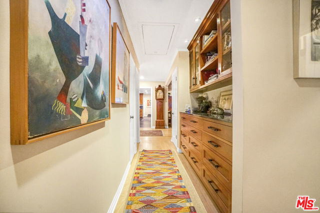 9420 Eden Drive, Beverly Hills CA: https://media.crmls.org/mediaz/fcce6b78-bb7c-44e4-9647-12a924849c16.jpg
