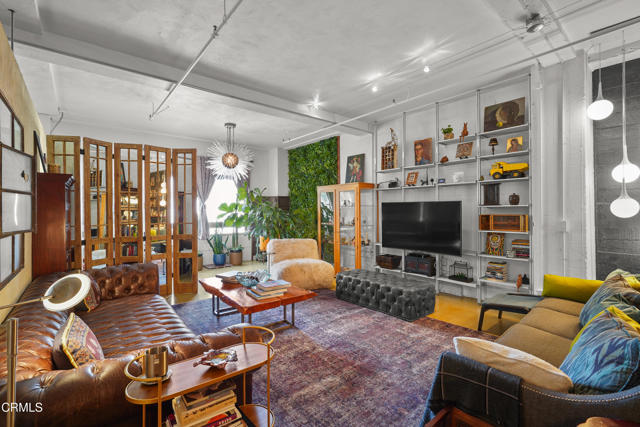 849 S Broadway, Los Angeles CA: https://media.crmls.org/mediaz/fccf00fa-3a72-4653-93d9-b1d844ba3631.jpg