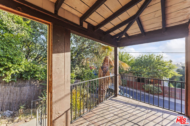 4958 Loleta Avenue, Los Angeles CA: https://media.crmls.org/mediaz/fccf569d-cbb4-4f26-9498-9a64766188b9.jpg