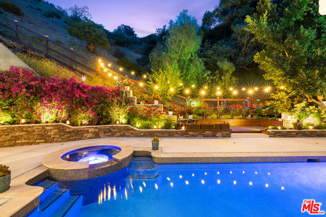 2468 Coldwater Canyon Drive, Beverly Hills CA: https://media.crmls.org/mediaz/fccf62f9-1a6d-4883-9c29-c13e9009a5c5.jpg