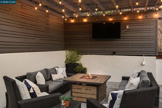 117 Montana Dr, Danville CA: https://media.crmls.org/mediaz/fccf9c55-ff1b-45b0-95d0-a7f9c3148690.jpg