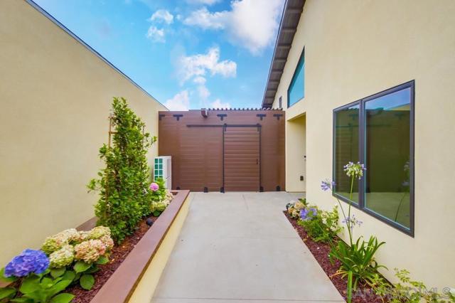 14066 Crest Way, Del Mar CA: https://media.crmls.org/mediaz/fcd05378-9898-41a2-a597-89645db3ffd3.jpg
