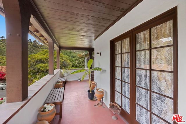 3806 Carnavon Way, Los Angeles CA: https://media.crmls.org/mediaz/fcd077fc-223a-400c-b204-ca329fb015f1.jpg