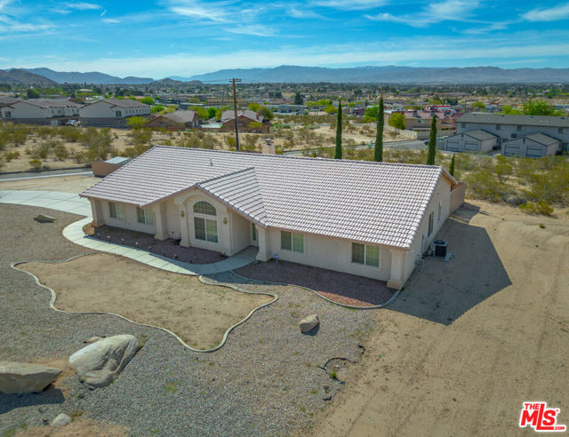 16185 Viho Road, Apple Valley CA: https://media.crmls.org/mediaz/fcd22590-4f0d-4a0c-842e-ddf3d384a768.jpg