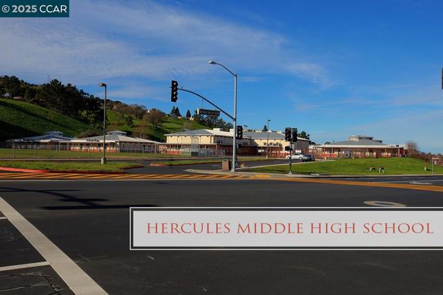 310 Boatswain Ct, Hercules CA: https://media.crmls.org/mediaz/fcd262b6-190e-42f1-9e49-30c001a76148.jpg