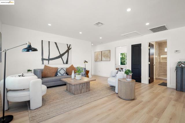 278 Cairo Rd, Oakland CA: https://media.crmls.org/mediaz/fcd2e6a4-2fa2-4c4b-945b-124f37e223b1.jpg
