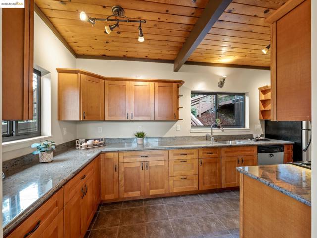 6866 Thornhill Dr, Oakland CA: https://media.crmls.org/mediaz/fcd44602-1f77-41d2-925f-07732df144f2.jpg