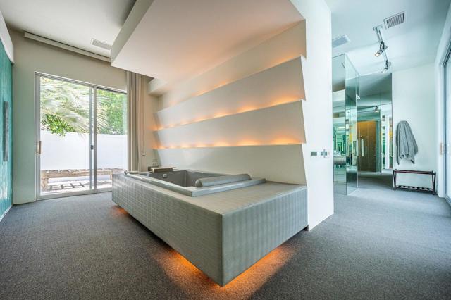 520 W ViA Lola, Palm Springs CA: https://media.crmls.org/mediaz/fcd47cc8-d430-449b-9862-f6741c341cb0.jpg