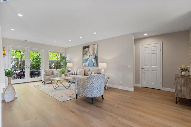 642 Centre Ct, Alameda CA: https://media.crmls.org/mediaz/fcd52486-9c38-40b4-92f6-1f1838473d0e.jpg