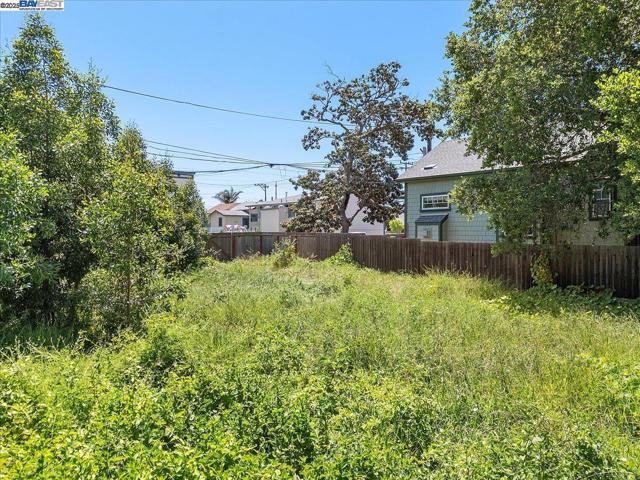 310 Spruce St, Alameda CA: https://media.crmls.org/mediaz/fcd5a7ea-3f87-4ce6-8b16-16ddf1dd5cf6.jpg