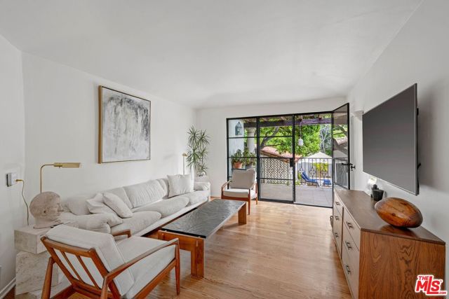 902 S Highland Avenue, Los Angeles CA: https://media.crmls.org/mediaz/fcd661c5-43c4-48ad-9038-ca3aac3aeb9b.jpg