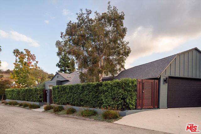 7420 Cervantes Place, Los Angeles CA: https://media.crmls.org/mediaz/fcd67046-8d64-4a71-b838-88e12fbd5892.jpg