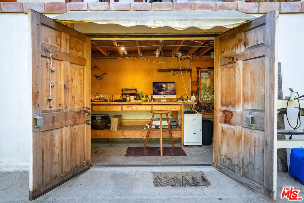 https://media.crmls.org/mediaz/fcd6ce19-70f9-4b63-bf9b-b8ad578fb98b.jpg?preset=X-Large