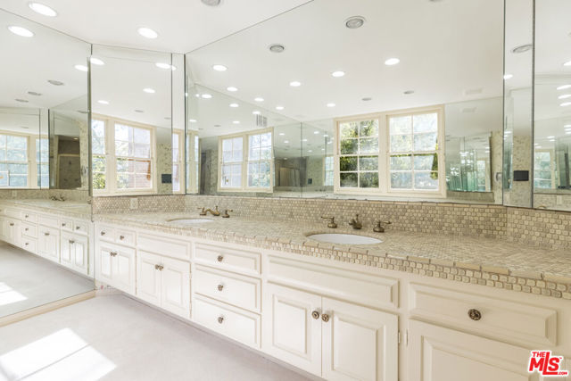 12386 Ridge Circle, Los Angeles CA: https://media.crmls.org/mediaz/fcd7345d-8aae-461e-a971-8358241358c9.jpg