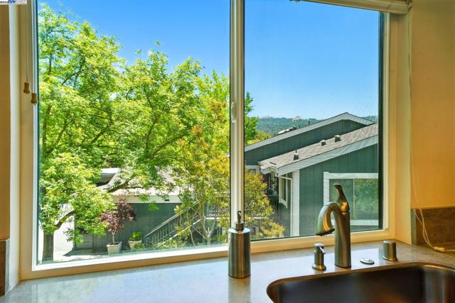 880 Terra California Dr, Walnut Creek CA: https://media.crmls.org/mediaz/fcd7f52d-2cb8-4df7-ada8-6f474ff65d5f.jpg