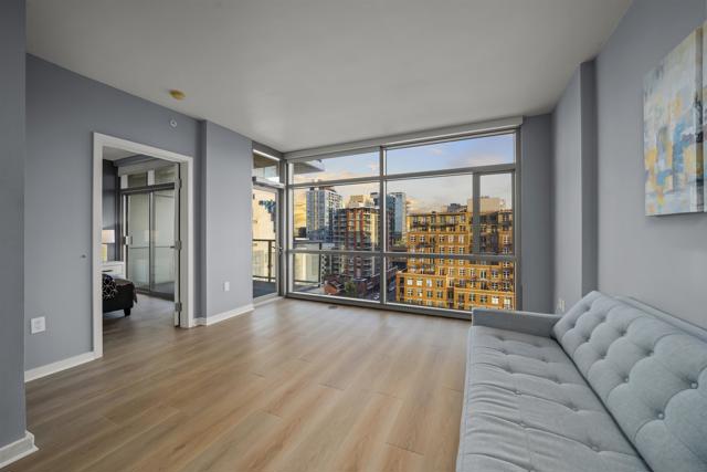 800 The Mark Ln, San Diego CA: https://media.crmls.org/mediaz/fcd812ad-35b9-43a4-8182-1b22cedaf72c.jpg