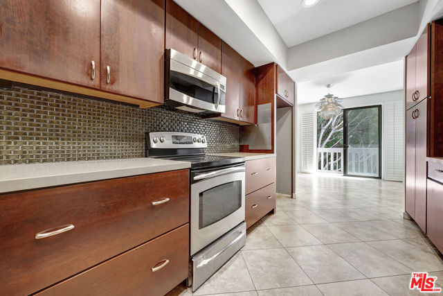8871 Burton Way, Los Angeles CA: https://media.crmls.org/mediaz/fcd817d5-8135-4309-a444-910a957cc2eb.jpg