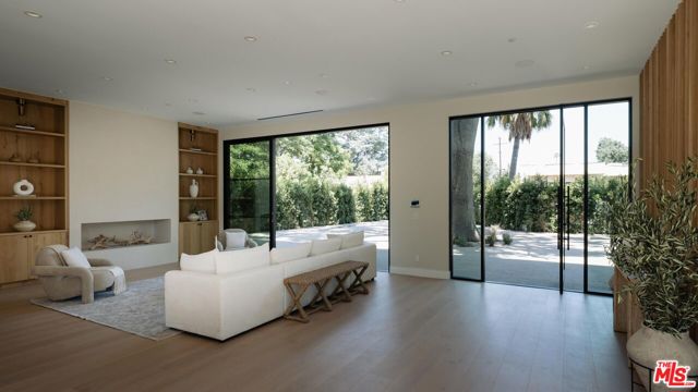 23346 Collins Street, Woodland Hills CA: https://media.crmls.org/mediaz/fcda61fd-9bbb-484d-a3ad-5bcc15a035a0.jpg
