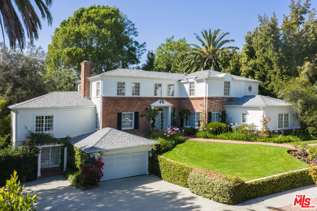 160 Bronwood Avenue — architectural residence