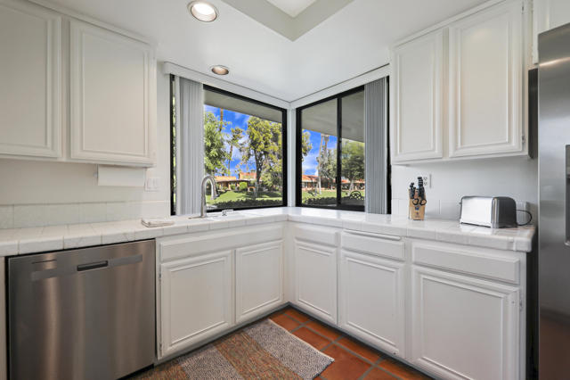 17 La Cerra Circle, Rancho Mirage CA: https://media.crmls.org/mediaz/fcdd0c16-115e-4c33-938f-dde44bc60016.jpg