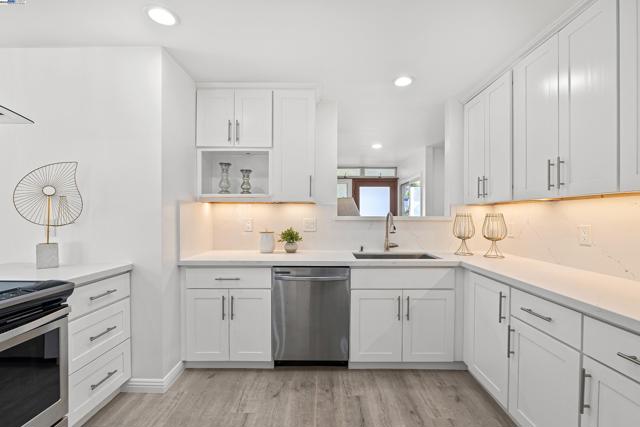 924 Magnolia Dr, Alameda CA: https://media.crmls.org/mediaz/fcdde772-5f18-4eb4-9bff-ac46d7b219d6.jpg