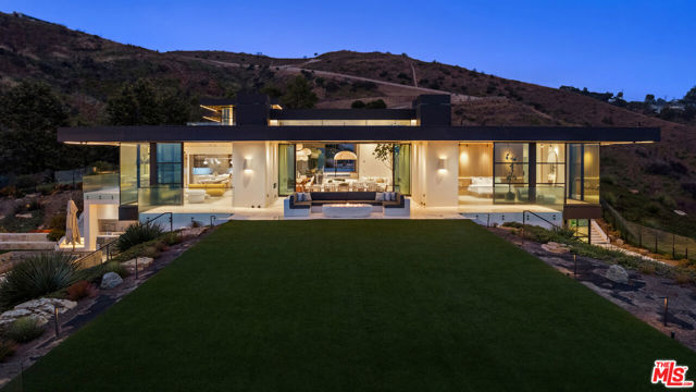 5012 Carbon Beach Terrace, Malibu CA: https://media.crmls.org/mediaz/fcdea32d-4945-40d8-8727-c835bad6efca.jpg