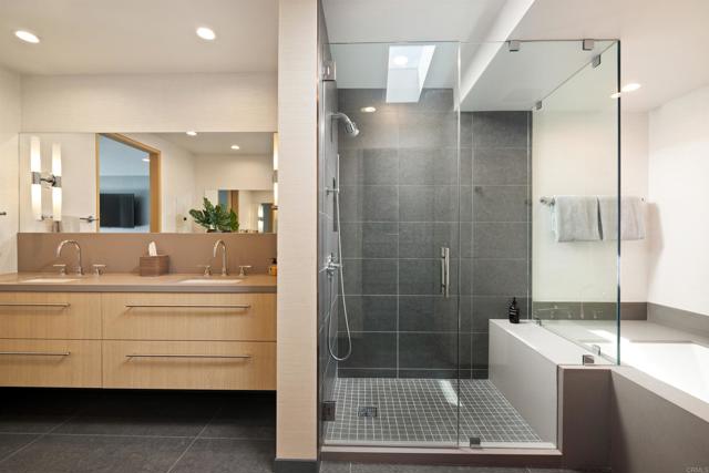 Detail Gallery Image 15 of 27 For 2110 Avenida De La Playa #C,  La Jolla,  CA 92037 - 3 Beds | 2/1 Baths