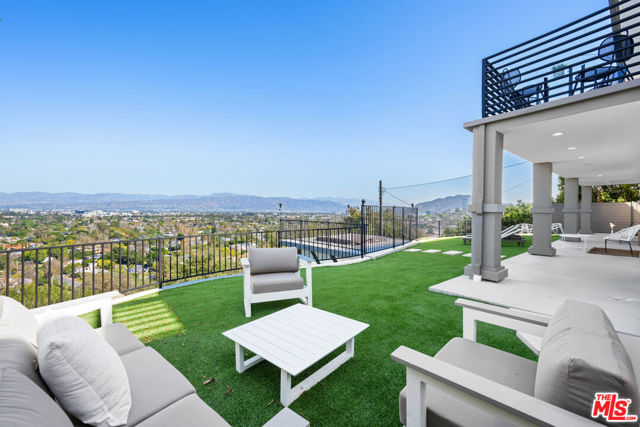 11725 Laurelwood Drive, Studio City CA: https://media.crmls.org/mediaz/fce04a2f-04be-415b-9cf8-e9ecf46b46f7.jpg