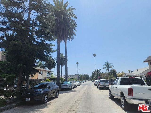 517 N Serrano Avenue, Los Angeles CA: https://media.crmls.org/mediaz/fce096f8-5ecd-4945-91c5-aaa2c461df11.jpg