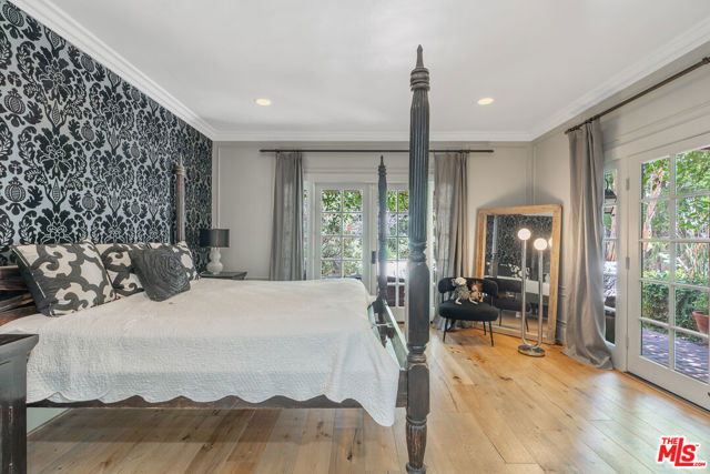 809 S Muirfield Road, Los Angeles CA: https://media.crmls.org/mediaz/fce0adfd-80e2-4456-bffb-f4b57fb0a046.jpg