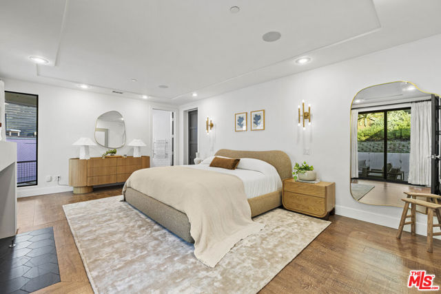 3873 Berry Drive, Studio City CA: https://media.crmls.org/mediaz/fce0fbf5-0da6-473e-b3ad-fda09b7ce810.jpg