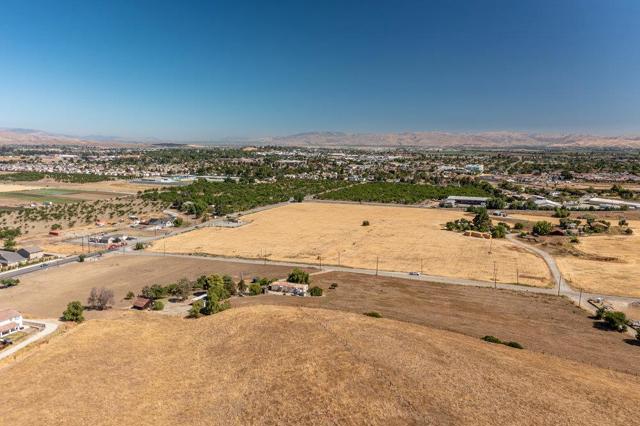 120 Enterprise Road, Hollister CA: https://media.crmls.org/mediaz/fce2778a-3ac7-40c7-8751-a8971246da73.jpg