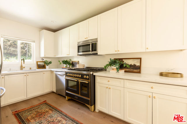 5018 Valleydale Avenue, Los Angeles CA: https://media.crmls.org/mediaz/fce2fe21-9cb2-48cc-ac48-60eaf32044f4.jpg