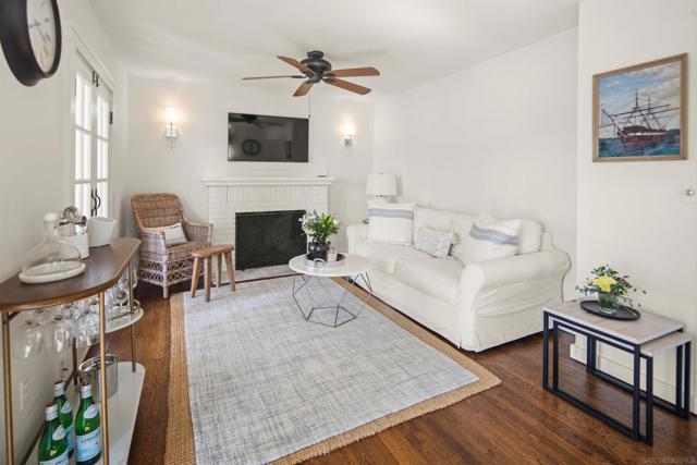 950 Olive Ave, Coronado CA: https://media.crmls.org/mediaz/fce43018-5b90-499a-9587-1f3ebe297187.jpg