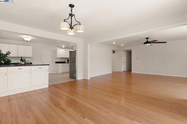 5221 Roxanne Ct, Livermore CA: https://media.crmls.org/mediaz/fce48552-7ca1-4186-88e9-1771305dc067.jpg