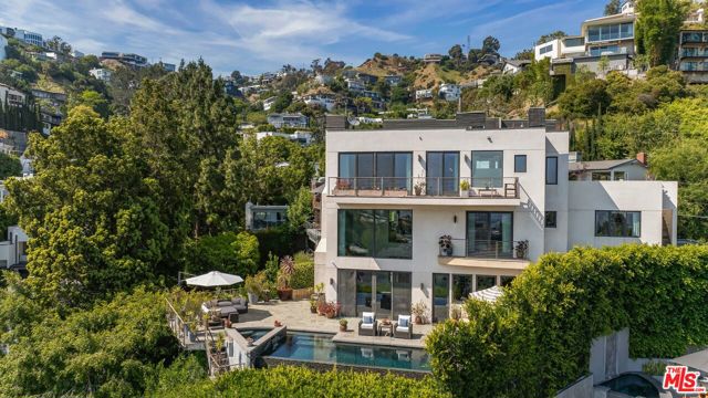 1573 Sunset Plaza Drive, Los Angeles CA: https://media.crmls.org/mediaz/fce56431-7cec-4e47-9338-093393c34de1.jpg