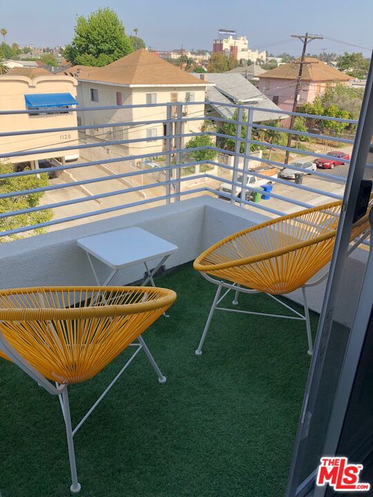1101 S Harvard Boulevard, Los Angeles CA: https://media.crmls.org/mediaz/fce8de98-bc6d-4d00-a165-bdd2dd45c839.jpg