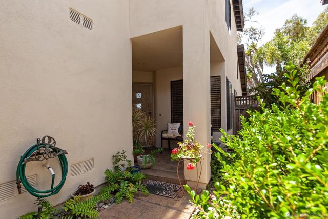 6317 CAMINITO DEL PASTEL, San Diego CA: https://media.crmls.org/mediaz/fce8e3ce-2721-4c8d-9548-8a6db70f4154.jpg